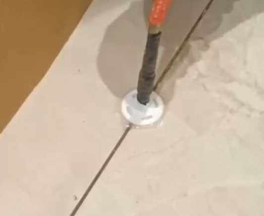 新建瓷砖空鼓维修公司专业解答瓷砖在铺贴过程中，如果没有涂抹均匀到位的粘结材料（如水泥砂浆或瓷砖胶），可能会导致以下问题