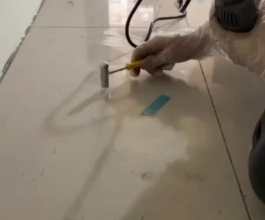 新建瓷砖开裂维修公司专业分享瓷砖在铺贴前如果没有沥干水分，将会导致以下问题