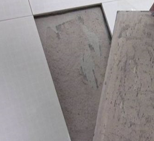 新建瓷砖空鼓维修公司分享瓷砖铺贴时如果打浆（即涂抹在瓷砖背面和基层上的砂浆或瓷砖胶）过少，会带来以下问题